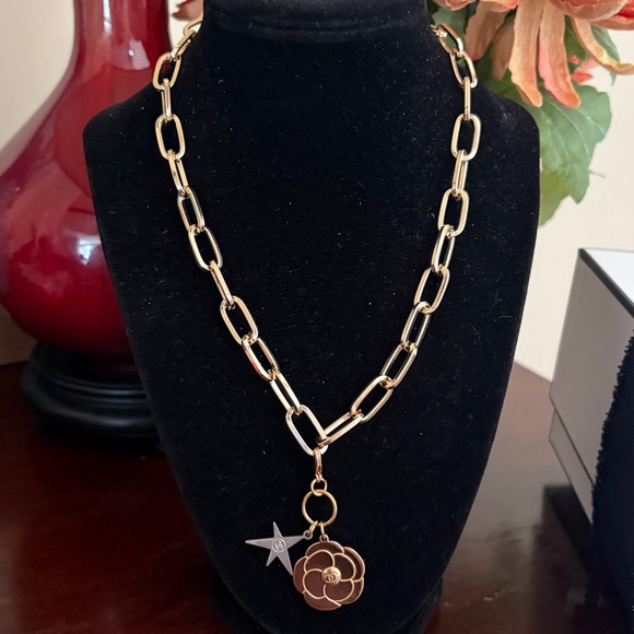 New CHANEL Limited Edition Camellia OR Star Charm on Clover 16” paperclip chain - Picture 7 of 12